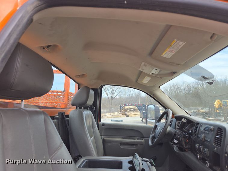 image for item EQ6913 2011 GMC  Sierra 3500HD utility bed pickup truck