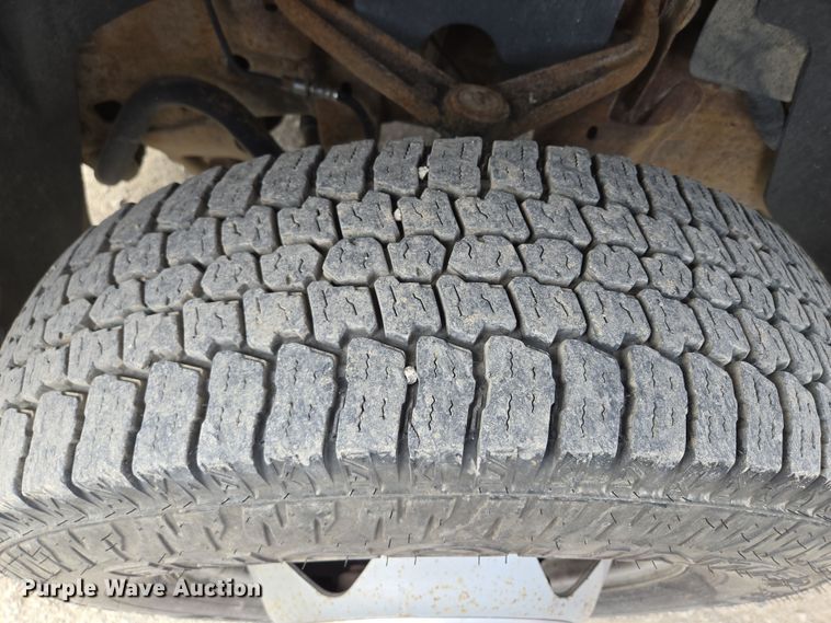 image for item EQ6913 2011 GMC  Sierra 3500HD utility bed pickup truck