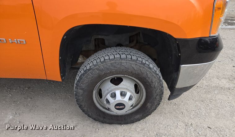 image for item EQ6913 2011 GMC  Sierra 3500HD utility bed pickup truck