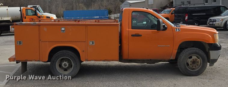 image for item EQ6915 2011 GMC  Sierra 3500HD  utility bed pickup truck