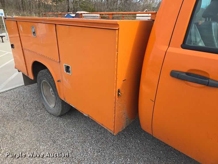 image for item EQ6915 2011 GMC  Sierra 3500HD  utility bed pickup truck