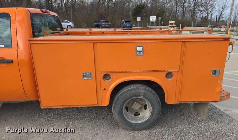 image for item EQ6915 2011 GMC  Sierra 3500HD  utility bed pickup truck