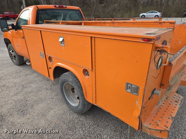 image for item EQ6915 2011 GMC  Sierra 3500HD  utility bed pickup truck