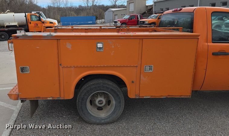 image for item EQ6915 2011 GMC  Sierra 3500HD  utility bed pickup truck