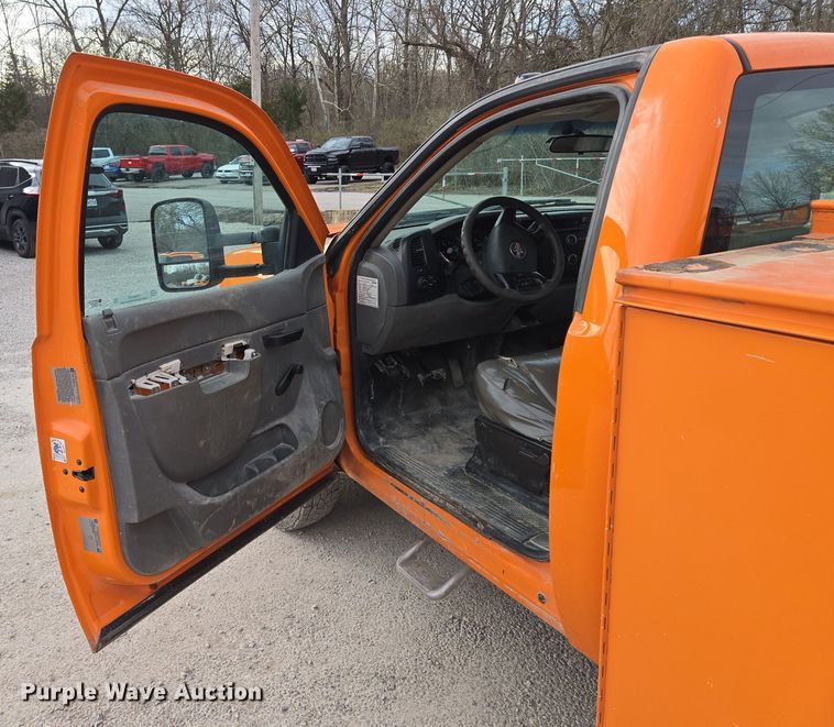 image for item EQ6915 2011 GMC  Sierra 3500HD  utility bed pickup truck