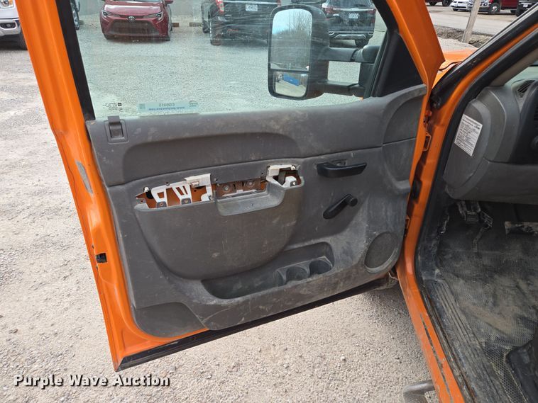 image for item EQ6915 2011 GMC  Sierra 3500HD  utility bed pickup truck