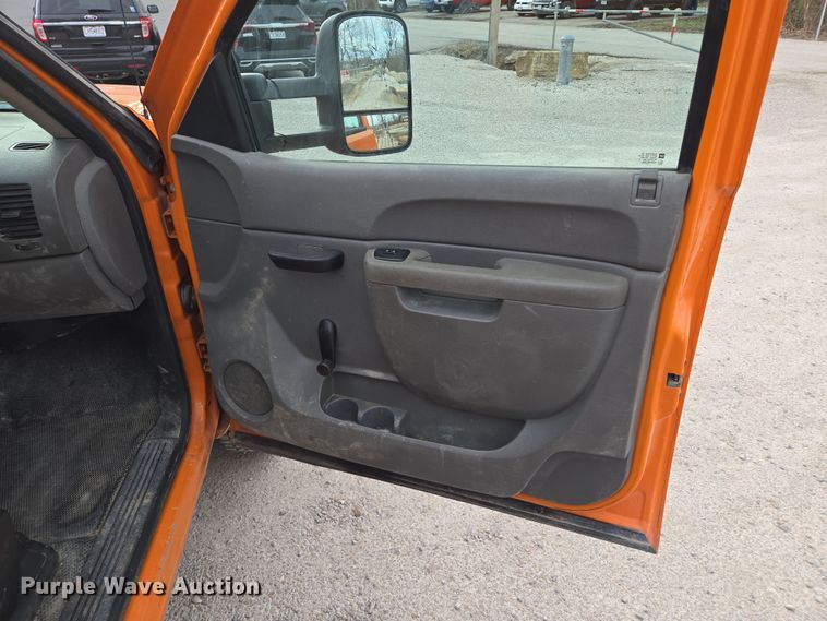 image for item EQ6915 2011 GMC  Sierra 3500HD  utility bed pickup truck