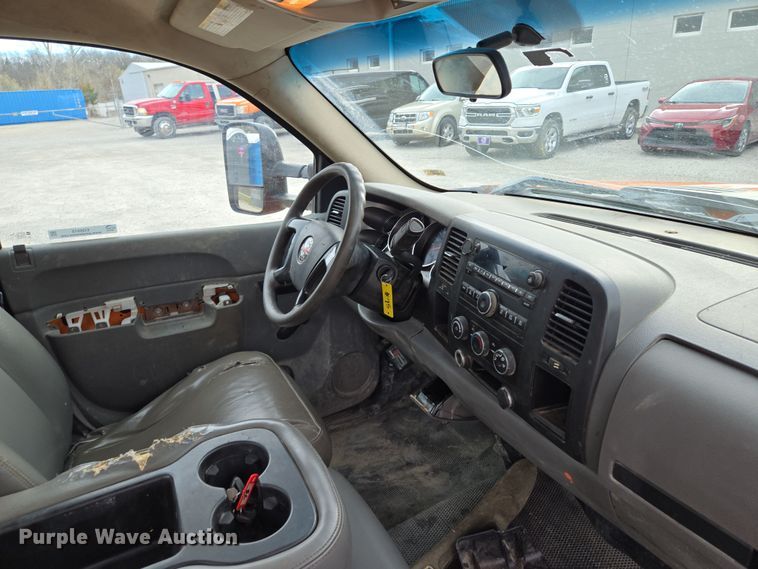 image for item EQ6915 2011 GMC  Sierra 3500HD  utility bed pickup truck