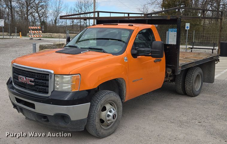 image for item EQ6916 2011 GMC  Sierra 3500HD  flatbed pickup truck