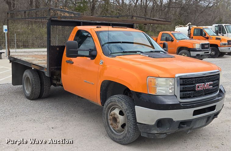 image for item EQ6916 2011 GMC  Sierra 3500HD  flatbed pickup truck