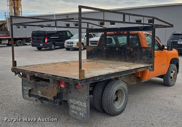image for item EQ6916 2011 GMC  Sierra 3500HD  flatbed pickup truck