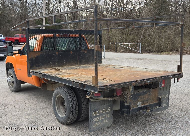 image for item EQ6916 2011 GMC  Sierra 3500HD  flatbed pickup truck