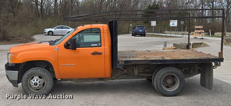 image for item EQ6916 2011 GMC  Sierra 3500HD  flatbed pickup truck