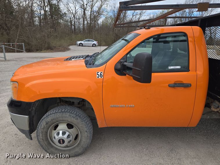 image for item EQ6916 2011 GMC  Sierra 3500HD  flatbed pickup truck