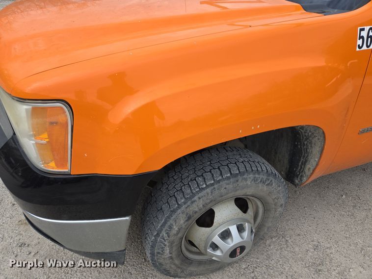 image for item EQ6916 2011 GMC  Sierra 3500HD  flatbed pickup truck