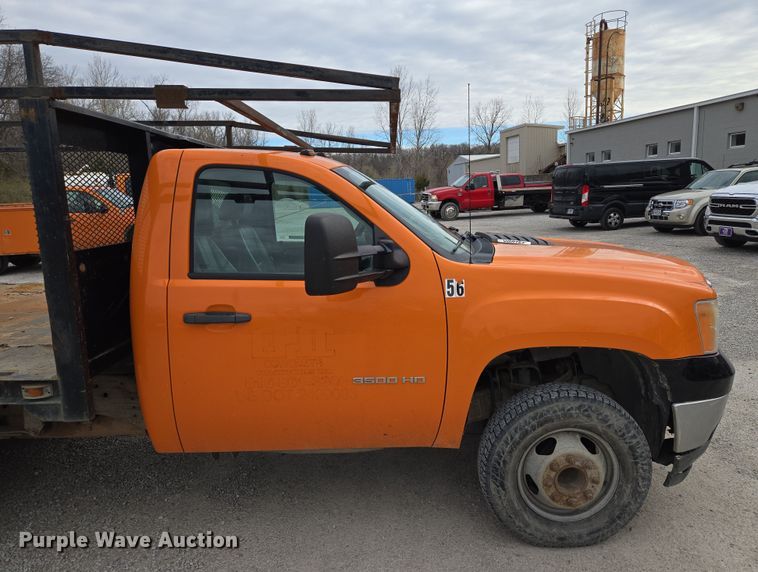 image for item EQ6916 2011 GMC  Sierra 3500HD  flatbed pickup truck