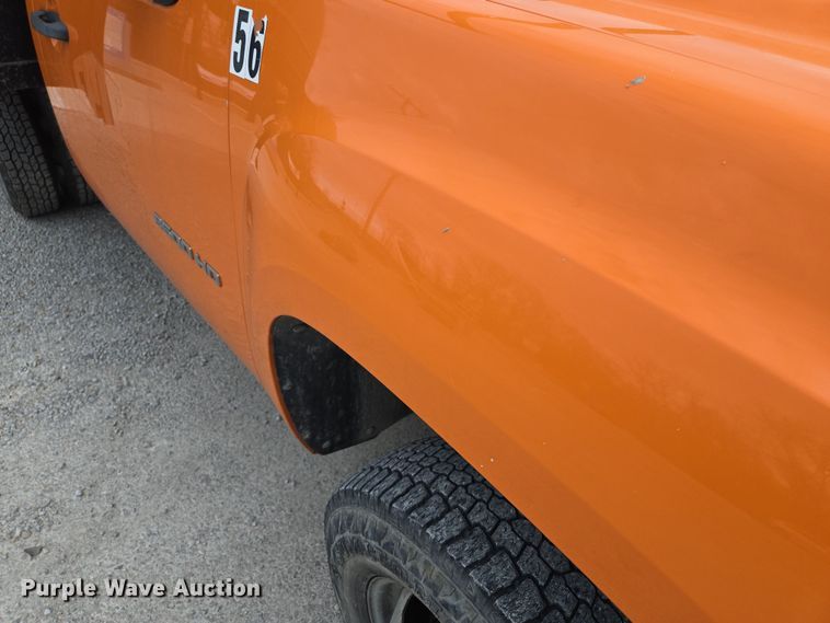 image for item EQ6916 2011 GMC  Sierra 3500HD  flatbed pickup truck