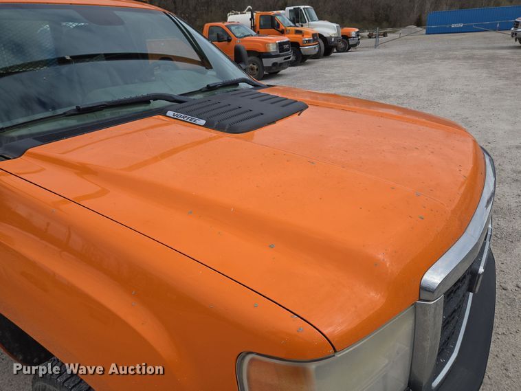 image for item EQ6916 2011 GMC  Sierra 3500HD  flatbed pickup truck