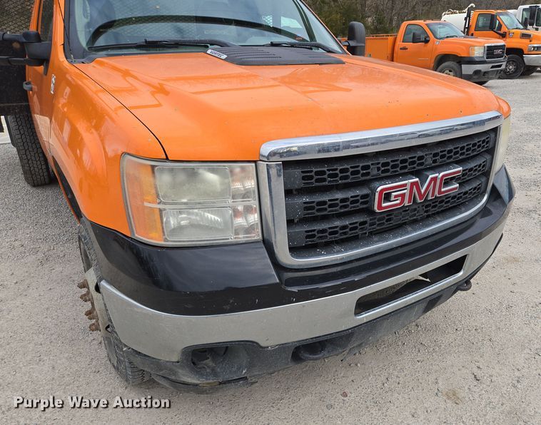 image for item EQ6916 2011 GMC  Sierra 3500HD  flatbed pickup truck