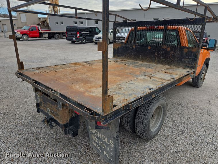 image for item EQ6916 2011 GMC  Sierra 3500HD  flatbed pickup truck