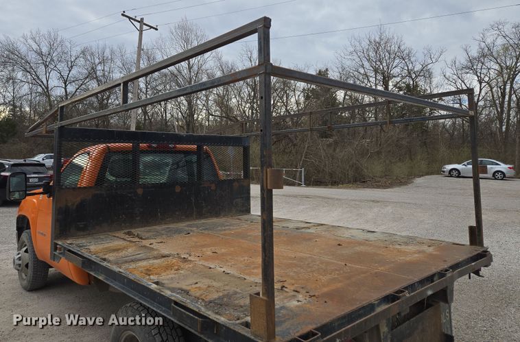 image for item EQ6916 2011 GMC  Sierra 3500HD  flatbed pickup truck