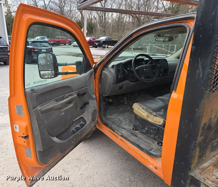 image for item EQ6916 2011 GMC  Sierra 3500HD  flatbed pickup truck