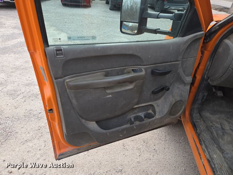 image for item EQ6916 2011 GMC  Sierra 3500HD  flatbed pickup truck