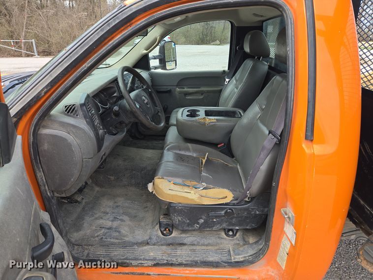 image for item EQ6916 2011 GMC  Sierra 3500HD  flatbed pickup truck