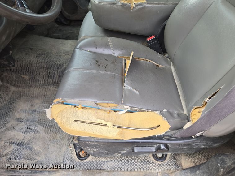 image for item EQ6916 2011 GMC  Sierra 3500HD  flatbed pickup truck