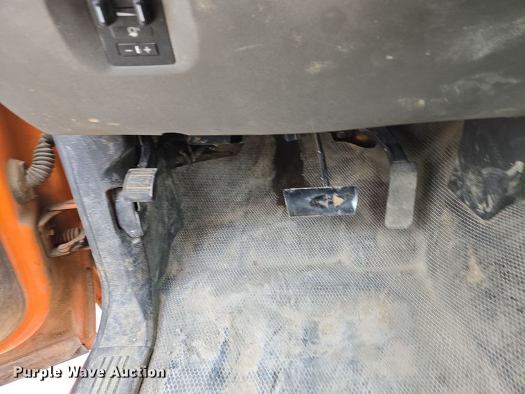 image for item EQ6916 2011 GMC  Sierra 3500HD  flatbed pickup truck