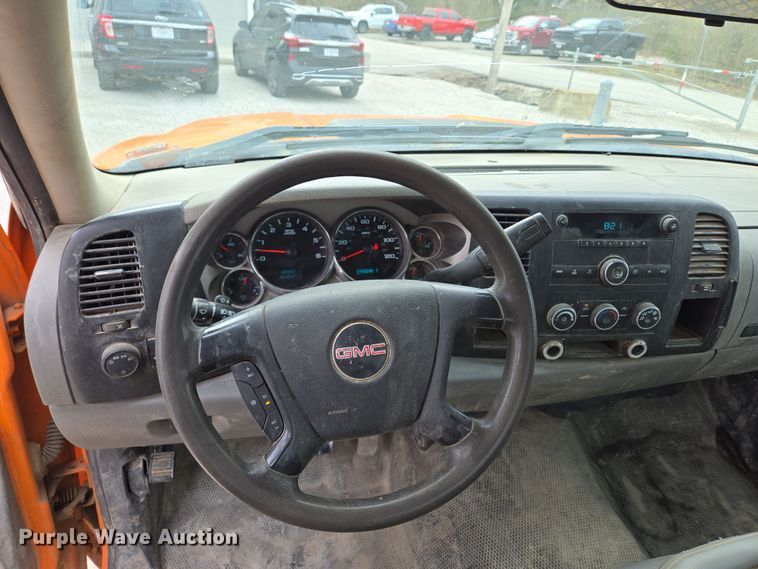 image for item EQ6916 2011 GMC  Sierra 3500HD  flatbed pickup truck