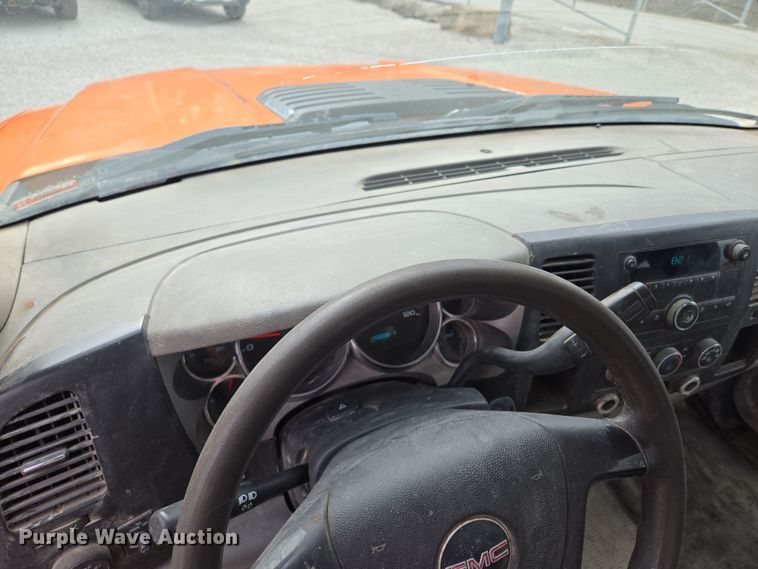 image for item EQ6916 2011 GMC  Sierra 3500HD  flatbed pickup truck