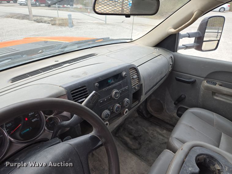 image for item EQ6916 2011 GMC  Sierra 3500HD  flatbed pickup truck