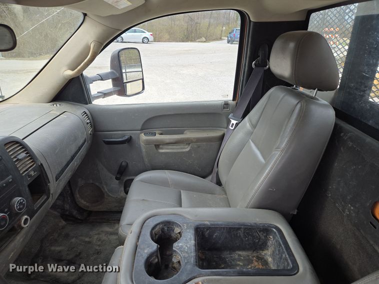 image for item EQ6916 2011 GMC  Sierra 3500HD  flatbed pickup truck