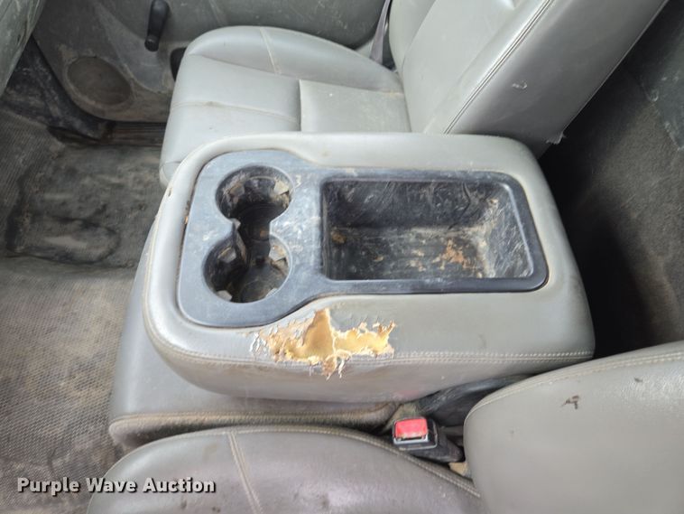 image for item EQ6916 2011 GMC  Sierra 3500HD  flatbed pickup truck