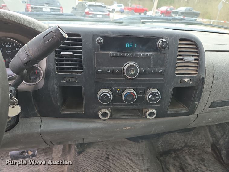 image for item EQ6916 2011 GMC  Sierra 3500HD  flatbed pickup truck