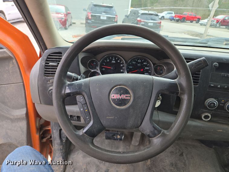 image for item EQ6916 2011 GMC  Sierra 3500HD  flatbed pickup truck