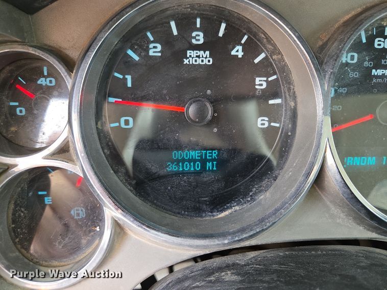 image for item EQ6916 2011 GMC  Sierra 3500HD  flatbed pickup truck