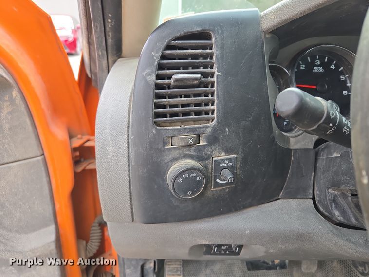 image for item EQ6916 2011 GMC  Sierra 3500HD  flatbed pickup truck