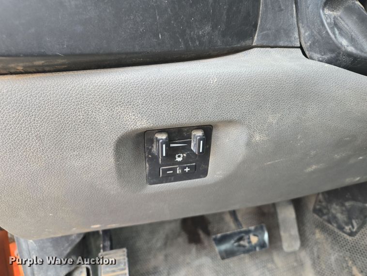 image for item EQ6916 2011 GMC  Sierra 3500HD  flatbed pickup truck