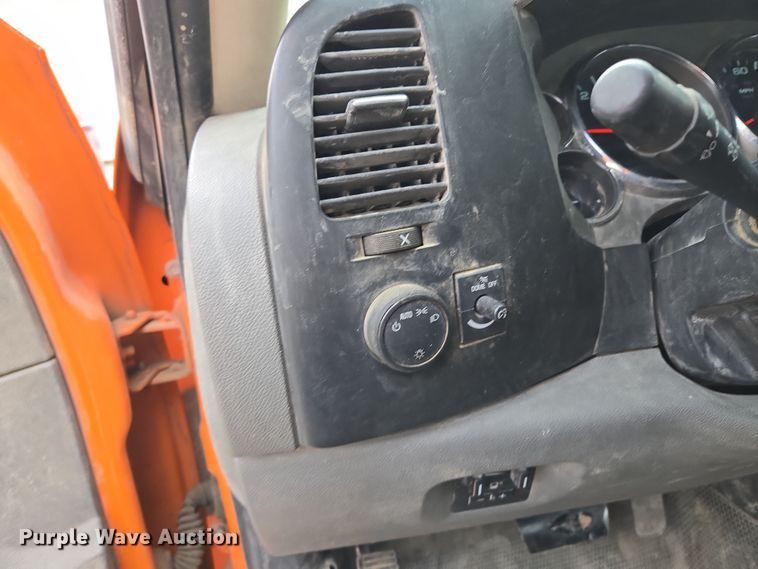 image for item EQ6916 2011 GMC  Sierra 3500HD  flatbed pickup truck