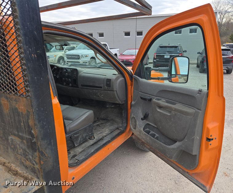 image for item EQ6916 2011 GMC  Sierra 3500HD  flatbed pickup truck