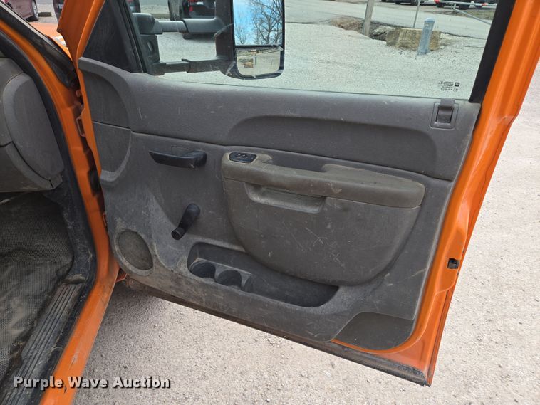 image for item EQ6916 2011 GMC  Sierra 3500HD  flatbed pickup truck