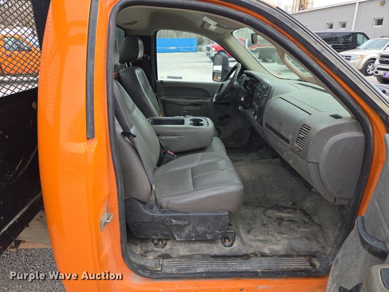 image for item EQ6916 2011 GMC  Sierra 3500HD  flatbed pickup truck