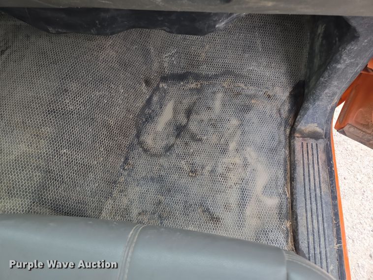 image for item EQ6916 2011 GMC  Sierra 3500HD  flatbed pickup truck