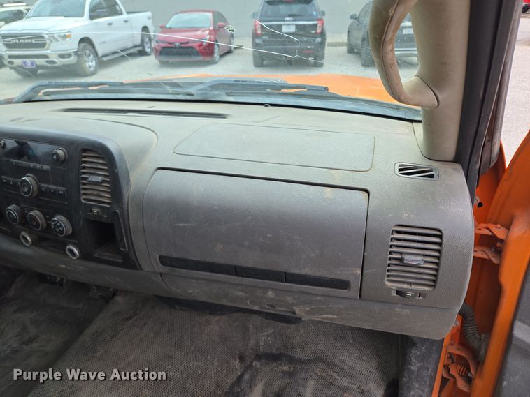 image for item EQ6916 2011 GMC  Sierra 3500HD  flatbed pickup truck