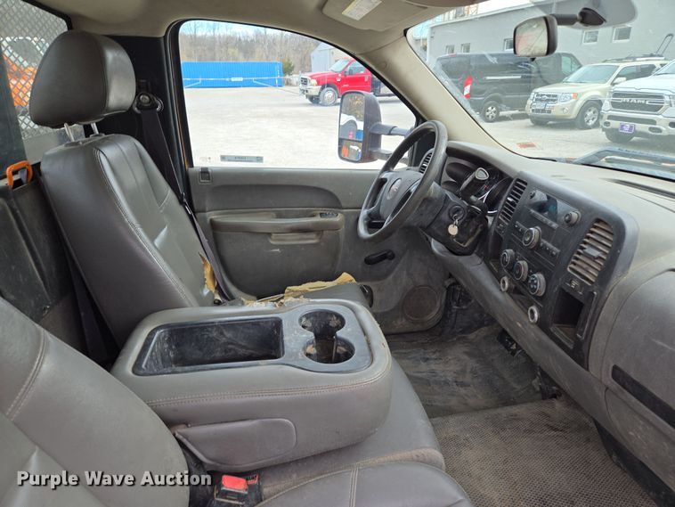 image for item EQ6916 2011 GMC  Sierra 3500HD  flatbed pickup truck