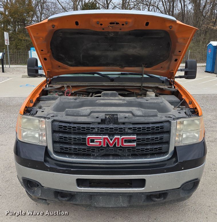 image for item EQ6916 2011 GMC  Sierra 3500HD  flatbed pickup truck