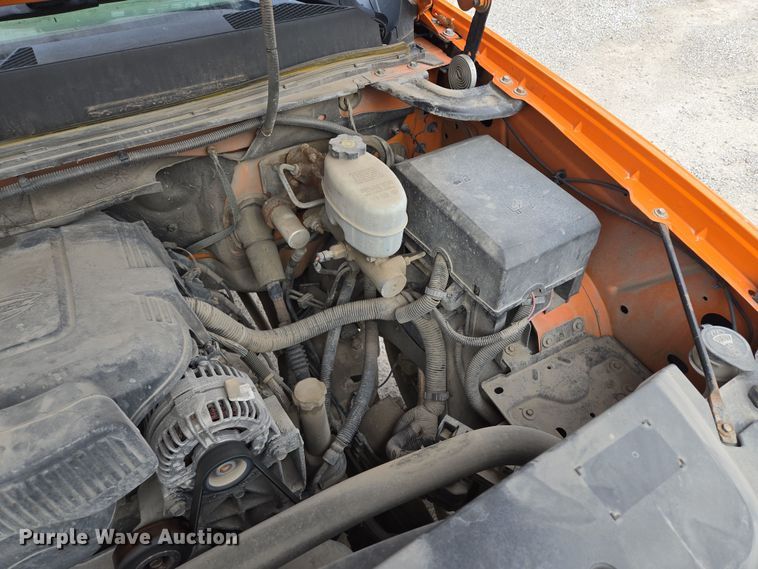 image for item EQ6916 2011 GMC  Sierra 3500HD  flatbed pickup truck