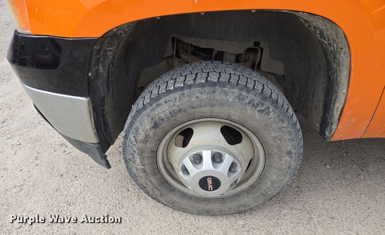 image for item EQ6916 2011 GMC  Sierra 3500HD  flatbed pickup truck